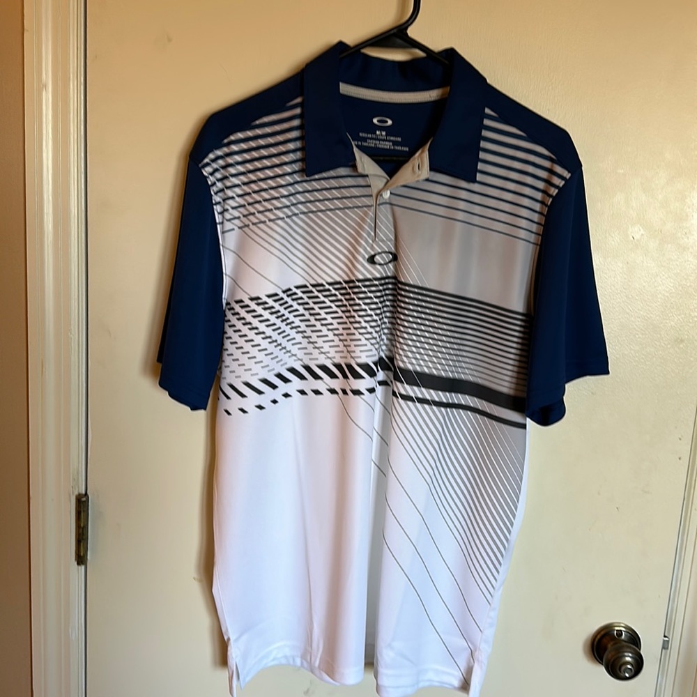 Men’s medium Oakley performance golf polo.